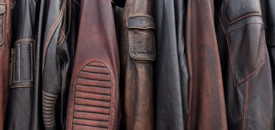 Collection,of,leather,jackets,on,hangers,in,the,shop.,many